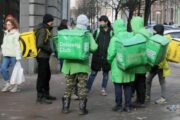 Власти Москвы распорядились привить в городе 60% доставщиков еды — Капитал