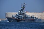 Российский корабль направили на помощь украинскому судну в Черном море: Общество: Россия: Lenta.ru