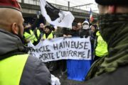 В Париже вновь проходят протесты против санитарных пропусков