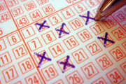Женщина год играла в лотерею одними и теми же числами и сорвала джекпот: Счастливчики: Из жизни: Lenta.ru