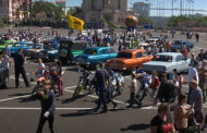 На главной площади Владивостока показали десятки ретро-автомобилей: История: Моя страна: Lenta.ru