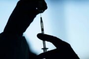 В США введут требование о вакцинации для прибывающих в страну иностранцев