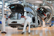 Конкуренция с Tesla обойдется Volkswagen неожиданно дорого: Бизнес: Экономика: Lenta.ru