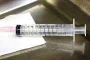 Мужчина напал на медиков с требованием выдать сертификат без прививки: Происшествия: Мир: Lenta.ru