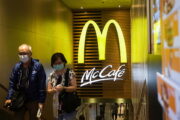 Дефицит кадров вынудил McDonald's нанять детей: Бизнес: Экономика: Lenta.ru