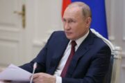 Путин пообещал обсудить с Рогозиным программу запуска микроспутников